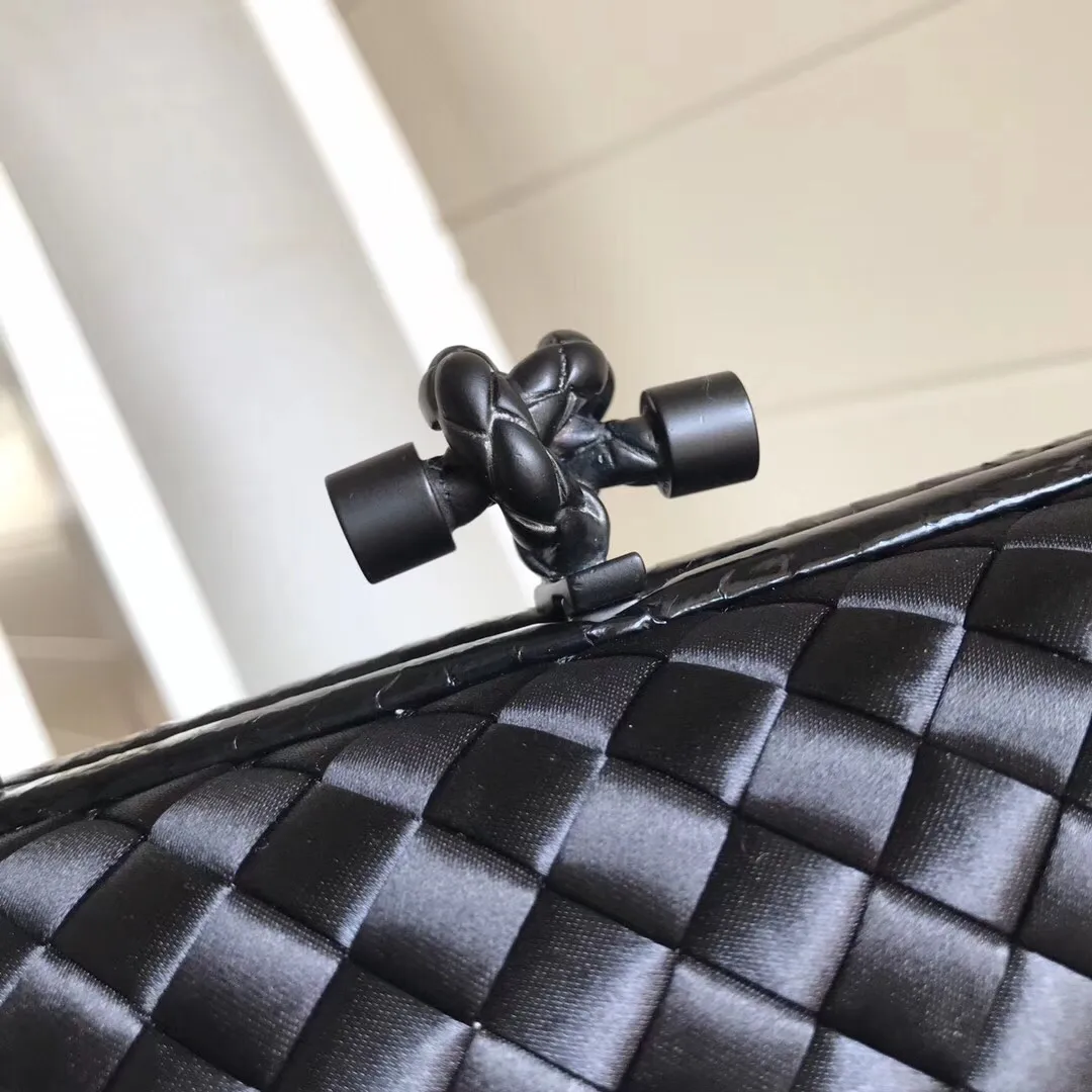 Model 8651 The popular Knot clutch ~ is made of exquisite Japanese silk fabric with freshwater snakeskin piping. It looks elegant when worn cross-body or in the hand. Petite girls can also handle it. It can hold 2 iPhone X phones. Size: 20cm*12cm M56530